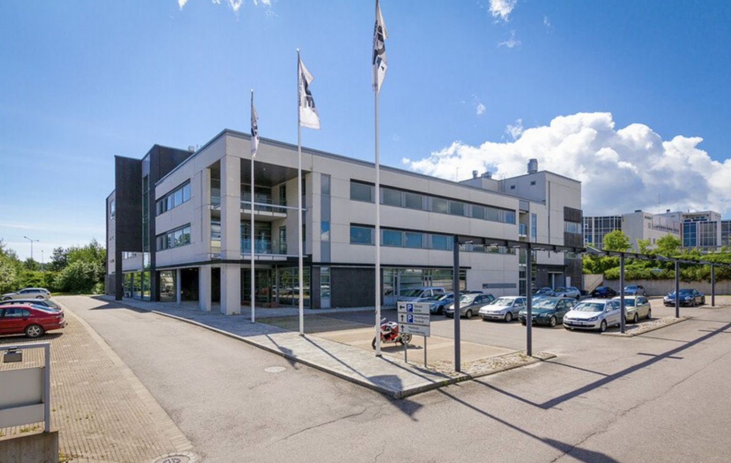 KOY Piispankuittissa on lisärakennusoikeus n 3570 m2. Jo rakennetun kiitneistön ensimmäisessä kerroksessa sijaitsevat vastaanotto, ravintola, neuvottelutilat. Toisessa ja kolmannessa kerroksessa on hyvää modernia avo- ja huonetoimistoa. Ylimmässä kerroksessa sijaitsevat neuvottelutila sekä edustus...