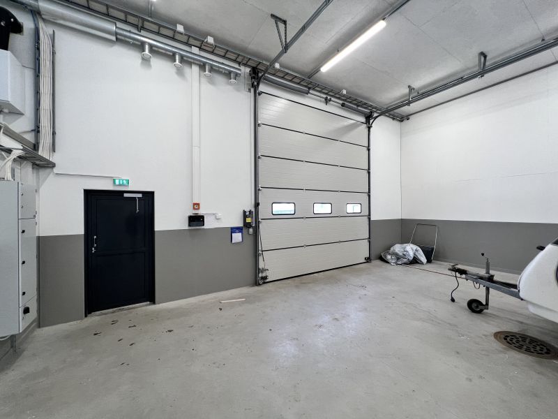 Halli 2 erillinen käyntiovi ja nosto-ovi (L 4m x K 4,5m)