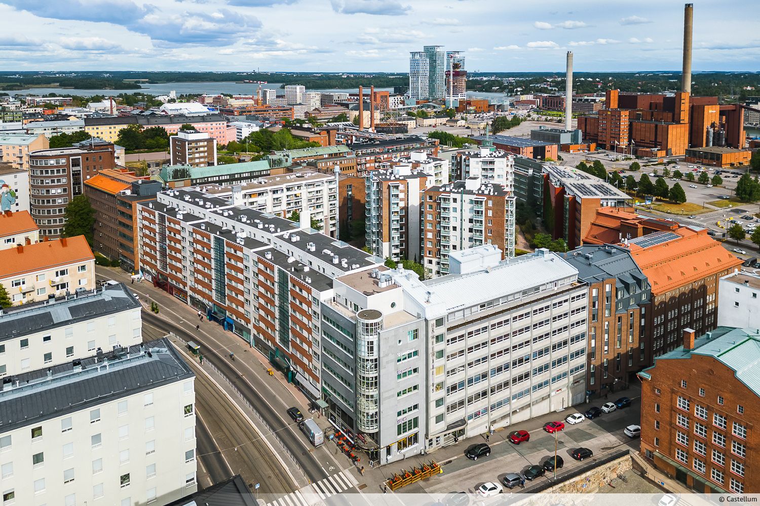 Monitilatoimisto, joka on mahdollista laajentaa koko kerroksen tilaksi. Talo sijaitsee erinomaisella paikalla Helsingin ...