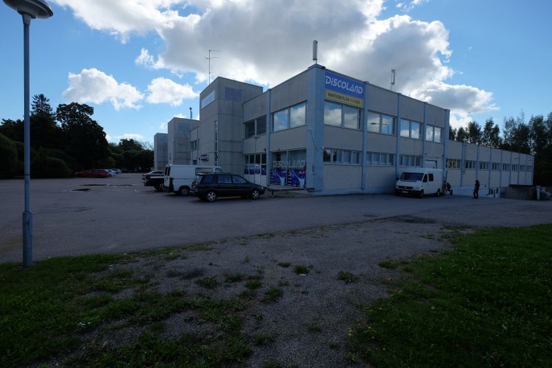 400 m2 sisään ajettavaa varastotilaa varasto-liikekiinteistön kellarikerroksen autohallissa Vartioharjussa 150 m Itäväylältä. Pesupaikka. POHJAKUVA: www.jonne.fi