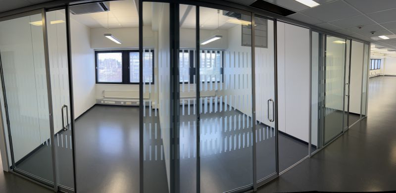 lasi seinä   Tarvittaessa lukittavat lasiliukuovet 