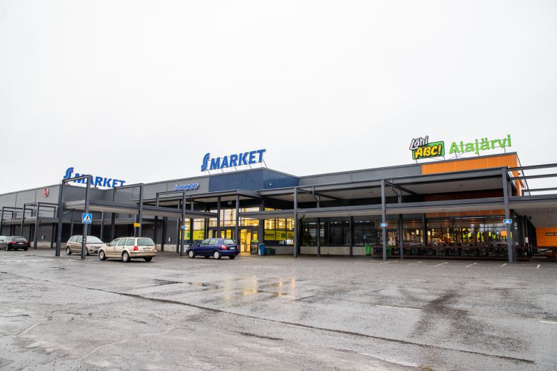 S-Market / ABC Alajärvi. Liiketilat 47 m² ja 36 m², yhdistettävissä ja voidaan vuokrata yhdessä tai erikseen.