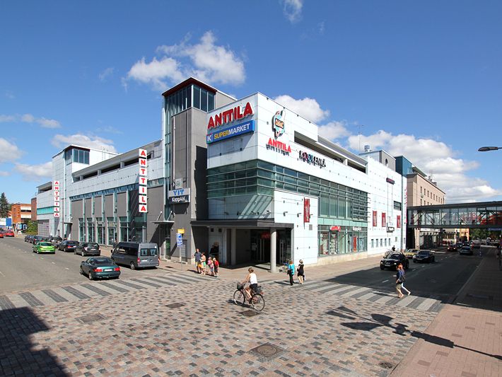 Siisti heti vapaa pieni liiketila 41 m² kauppakeskuksen toisessa kerroksessa. Tilassa on vaaleat seinät ja lattia laattapintaa.Kauppakeskus Metropol sijaitsee keskeisellä paikalla Joensuun keskustassa. Kauppakeskuksen yhteydessä on Joensuun Pysäköinnin pysäköintitalo.