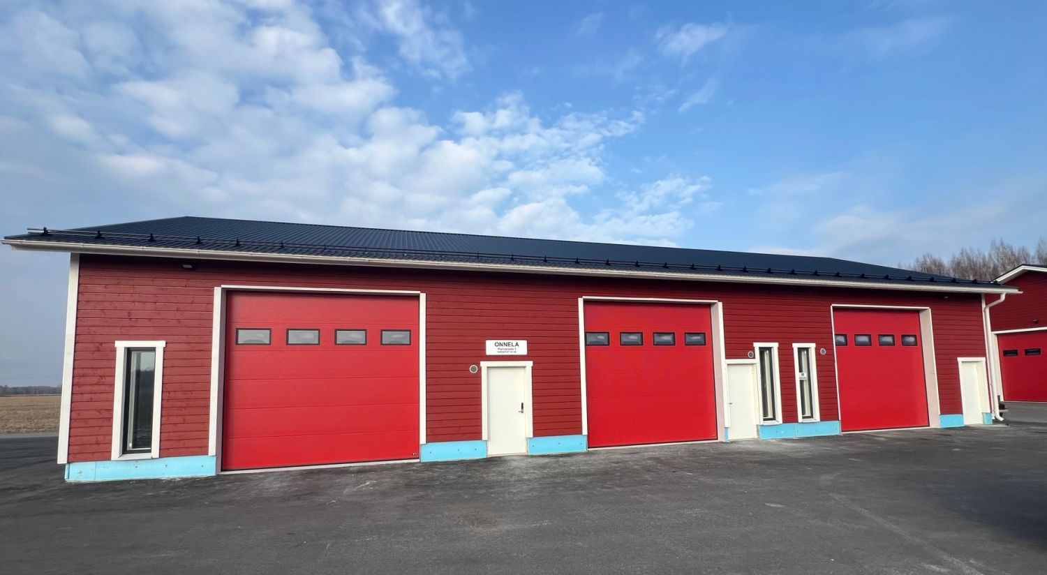 ONNELA PIENVARASTOT tarjoaa nykyaikaisia pienvarastotiloja kolmessa eri rakennuksessa samalla kiinteistöllä hyvien kulku...