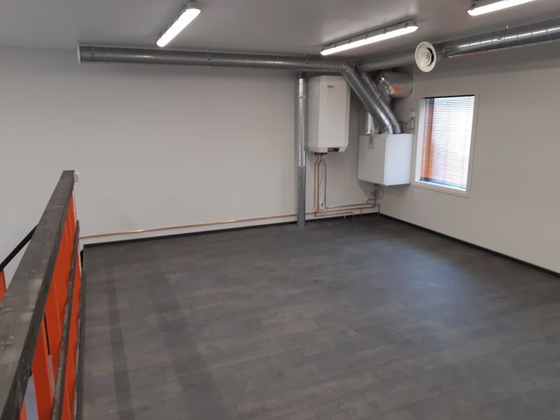 Siisti 50m2 halli jossa 25m2 parvi. Nosto-ovi kaukosäädöllä. Öljynerotuskaivo. WC+suihku. Minikeittiö
