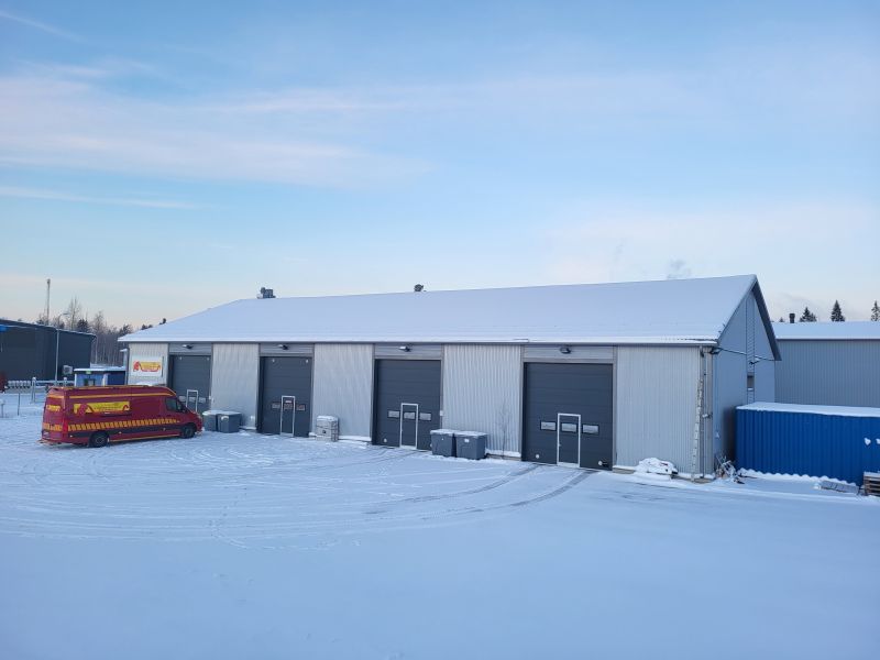 Myydään suositulta Ruskonniityn alueelta hyvässä kunnossa oleva tuotanto-/korjaamohalli!Sähköportillinen aita kiertää koko tontin. Laaja piha-alue asfaltoitu lähes kokonaan.