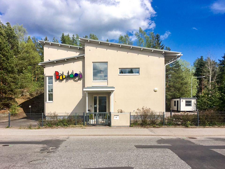 Myytävänä Vantaan Kuninkaanmäessä kaksikerroksinen 524m2 liikerakennus omalla 1310m2 rinnetontilla. Jäljellä oleva rakennusoikeus 76 m2. Valmistunut v.2001. Hyvät kulkuyhteydet aivan Lahdenväylän, Vanhan Porvoontien ja Kehä III:n tuntumasta. Helsinki-Vantaan lentoasemalle reilun kymmenen minuutin aj...