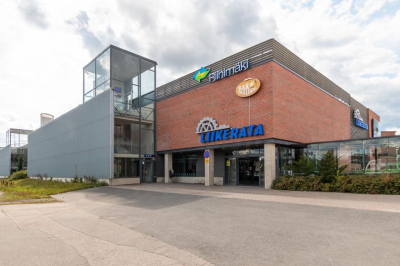 Riihimäen Matkakeskus on erinomaisella sijainnilla aivan rautatieaseman ja Kauppakeskus Atomin vieressä. Tämä reilunkokoinen liikehuoneisto on näkyvällä paikalla aivan pääsisäänkäyntiä vastapäätä.