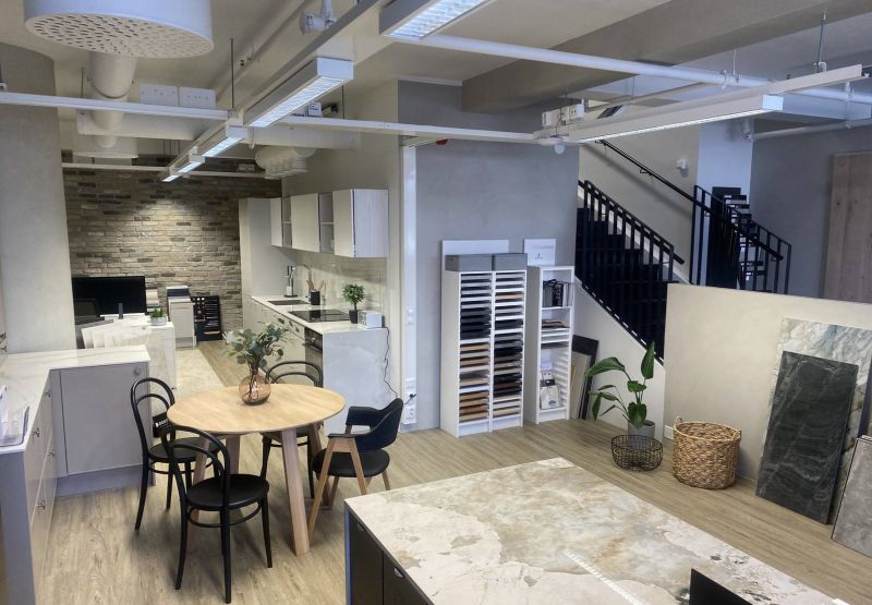 Katutason myymälä-, toimisto- tai showroom -tilaa n. 50 m2 tai yksittäisiä työpisteitä (sähköpöytä+tuoli+kaappi). Tilan ...