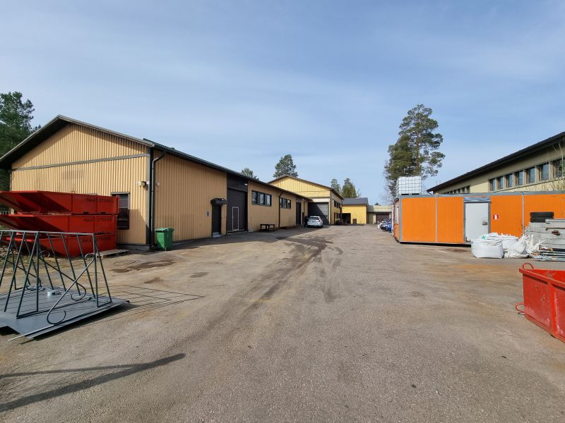 N. 770 m2 tuotanto-toimistohalli omalla pihalla nelostien vieressä: 4 työtilaa + toimisto-, tauko- ja sosiaalitilaa.  Pohjakuvat ja lisää kuvia: www.jonne.fi