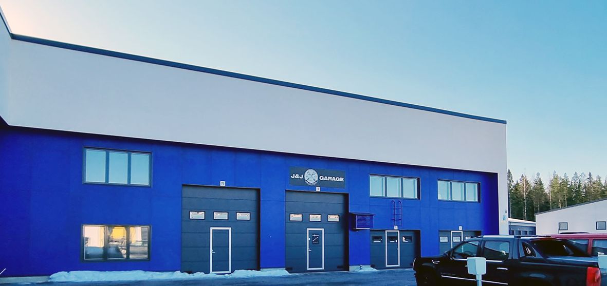 Myydään noin 96,5 + 55 m2 työ/varastotila Pirkkalasta. Suositulla alueella Pirkkalan Linnakalliossa uudehko hyväkuntoinen halliosake. rv. 2017.Oma tontti. Sähkölämmitys. Huoneisto on kahdessa tasossa, korkeus osin 4,8 m.Tila on vuokrattu toistaiseksi voimassa olevalla vuokrasopimuksella omistaj...