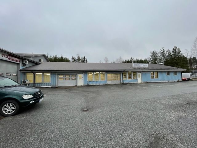 Tilaa huippupaikalta, hyvällä näkyvyydellä ja hyvillä kulku-yhteyksillä monenlaiseen käyttöön. Iso asfaltti piha.
Vuokra...