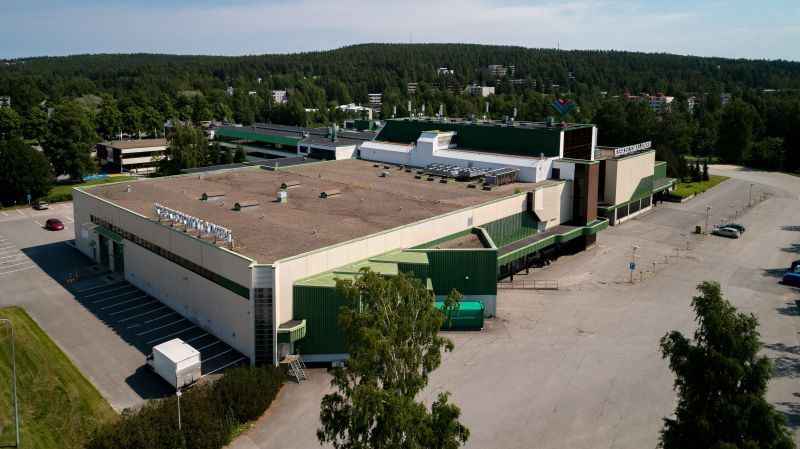 Jyväskylän Aholaidassa on vuokrattavana keskeisellä paikalla hyvien kulkuyhteyksien varrella laadukasta ja erittäin korkeaa tuotanto- ja varastotilaa! Katso video ja tule menestyvään joukkoon! Lisätiedot ja esittelyt hoidetaan nopeasti.