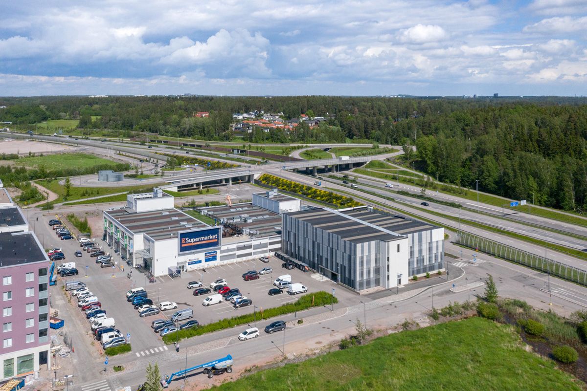 Vuokrattavana katutason liiketila. Tilaan on oma sisäänkäynti.
