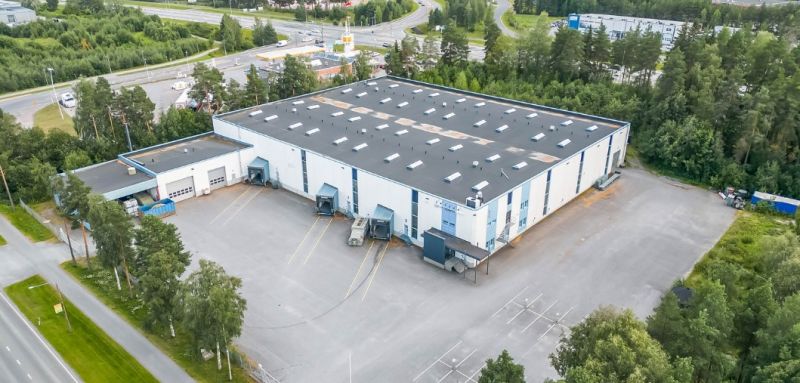 Vuokrattavana korkeaa hallitilaa toimisto-osuudella Ylöjärven Elovainion alueelta. Tila soveltuu hyvin tuotanto- tai varastokäyttöö. Tilassa on oma lastaustasku, ei sisäänajettava. Tuotanto/varastotila n. 1670 m2 ja toimisto-osuus n. 270 m2. Lisätietoja numerosta 020 7290 710. Lisää kohteita osoi...