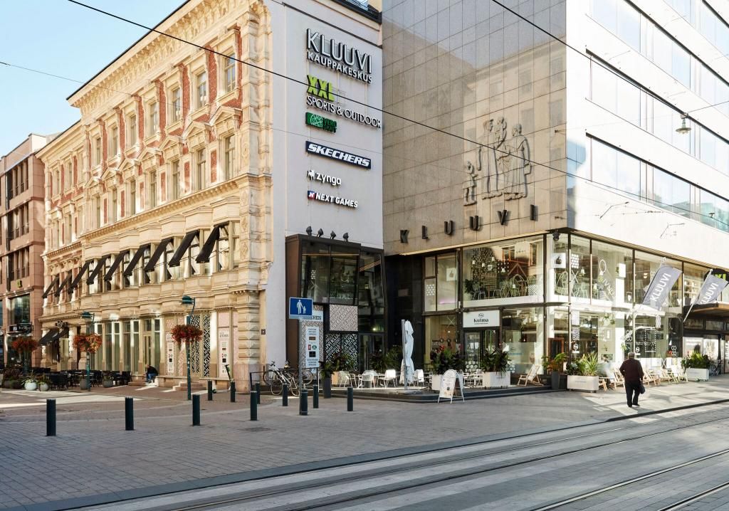 Vuokrataan muotimyymälän käytöstä vapautunut 400m2 liiketila kauppakeskus Kluuvin toisessa kerroksessa, XXL:n naapurissa...