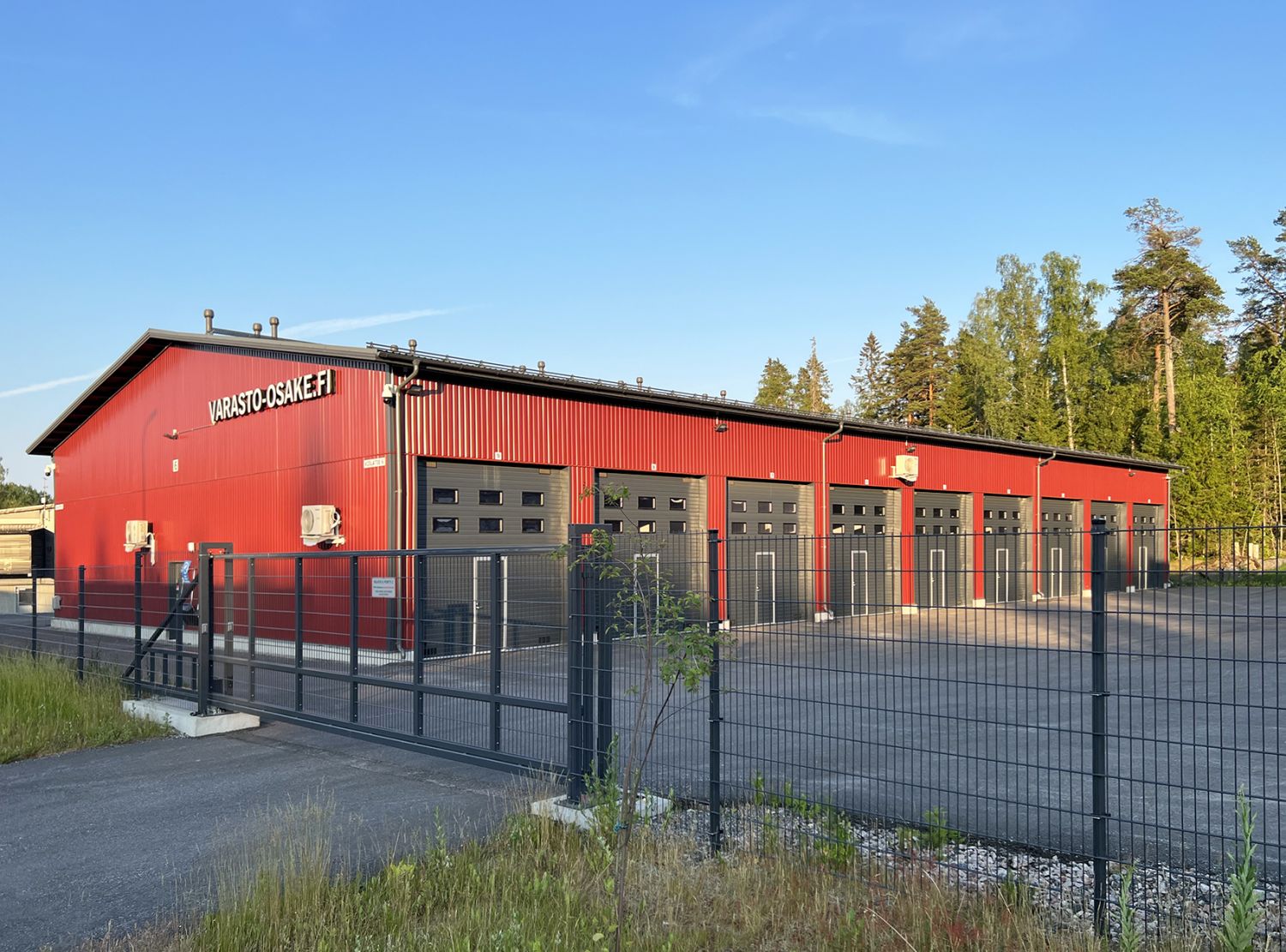 Hyvä hallitila vuokrattavana Kirkkonummella! Vuokra 599 €/kk, alv-vapaa