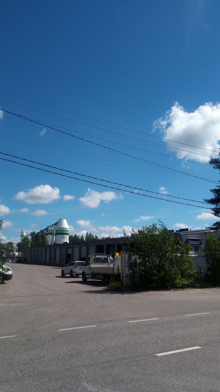 Vuokrataan läpiajettava katutason korkea (h= 5m) tuotanto/varastotila 200 m2 Ristikiven teollisuusalueella Tuusulassa.