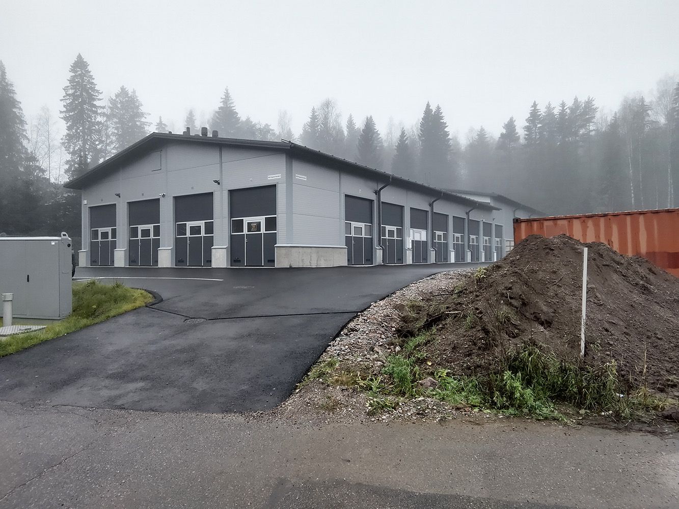 Nyt myynnissä hyvin varusteltuja hallilohkoja! Velaton myyntihinta 31´047 €  (yritys) / 33´405 € (yksityishlö)

