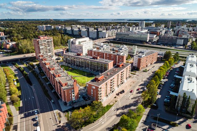 Tarjolla asuintalon katutasosta siistikuntoista liiketilaa. Tilassa on suuret ikkunat.