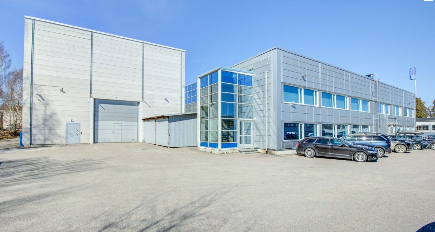 Vuokrattavana 1. kerroksen toimisto, joka voi myös toimia liiketilana/ showroomina. Kiinteistöstä löytyy toimistotilaa kahdesta kerroksesta ja lisäksi iso korkea tuotanto- tai varastohalli. Siltanosturit käytettävissä koko varaston alueella. Varastotilaan johtaa suuri 6.5 metriä leveä nosto-ovi....