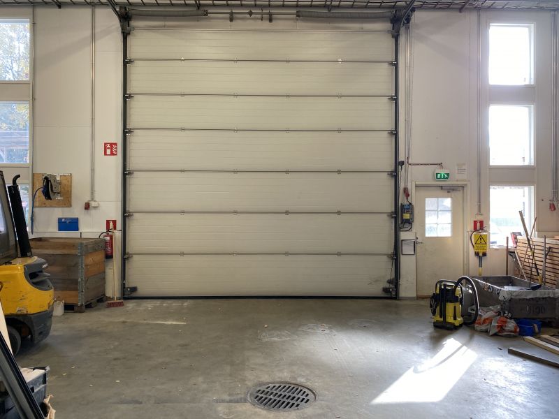 Molemmat ovet 4,8x4,8m ja sähkökäyttöisiä