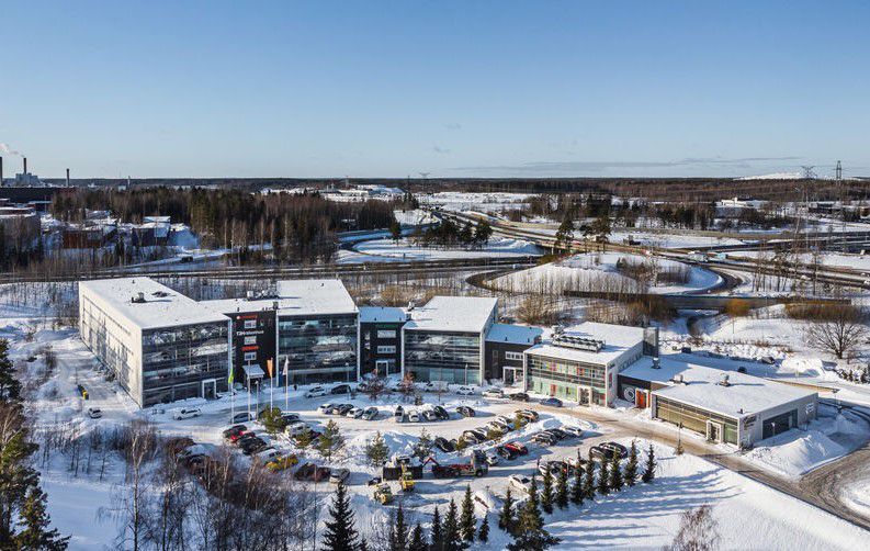 Vuokrattavana eri kokoisia, muuttovalmiita toimistotoimistoja  kiinteistön neljännessä kerroksessa.