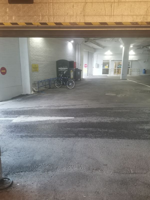 Sisäkuva parkkihallista