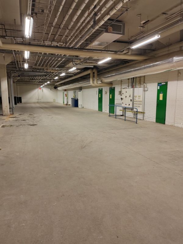 Alakerran lämmin varasto-työtila