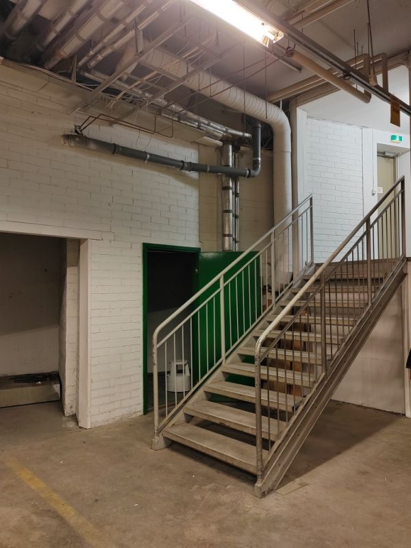 Alakerran lämmin varasto-työtila