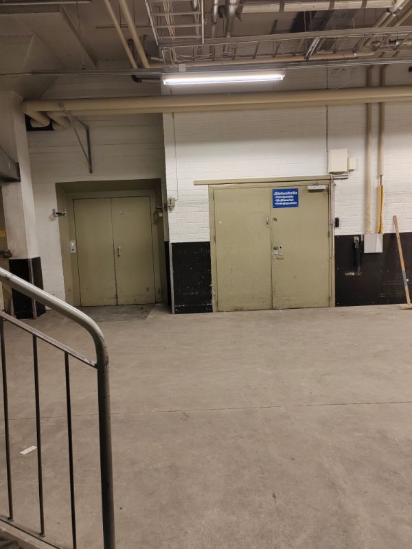 Alakerran varastotilasta tavarahissi ylös, ovi jätekatokseen ja lastauslaiturille