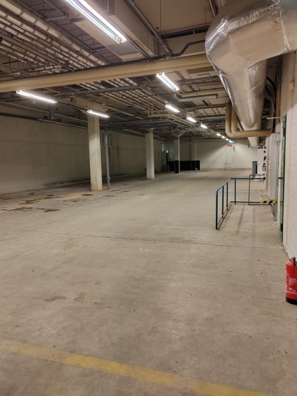 Alakerran lämmin varasto-työtila