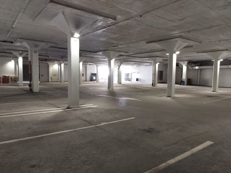 Sisäkuva parkkihallista