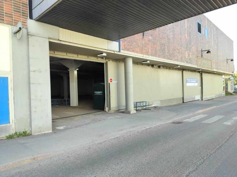 Kiinteistön parkkihallin sisäänajo