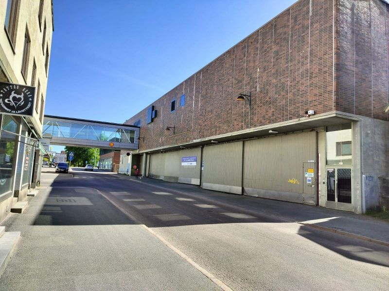 Julkisivu Hyvinkäänkadulle (Kiinteistön parkkihallin sisäänkäynti)