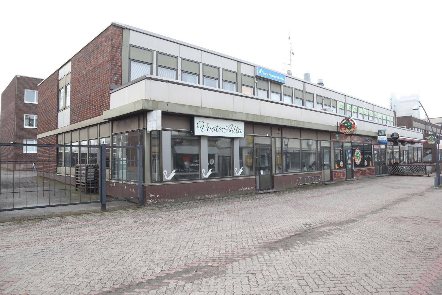 Katutasossa 198 m2, jonka voi jakaa osiin. Kellarissa lisäksi 56 m2. Liike- tai toimistokäyttöön soveltuva huoneisto Laivurinkadun varrella Isot näyteikkunat. Myydään tai vuokrataan kokonaisena tai kahdessa osassa. Heti vapaa.