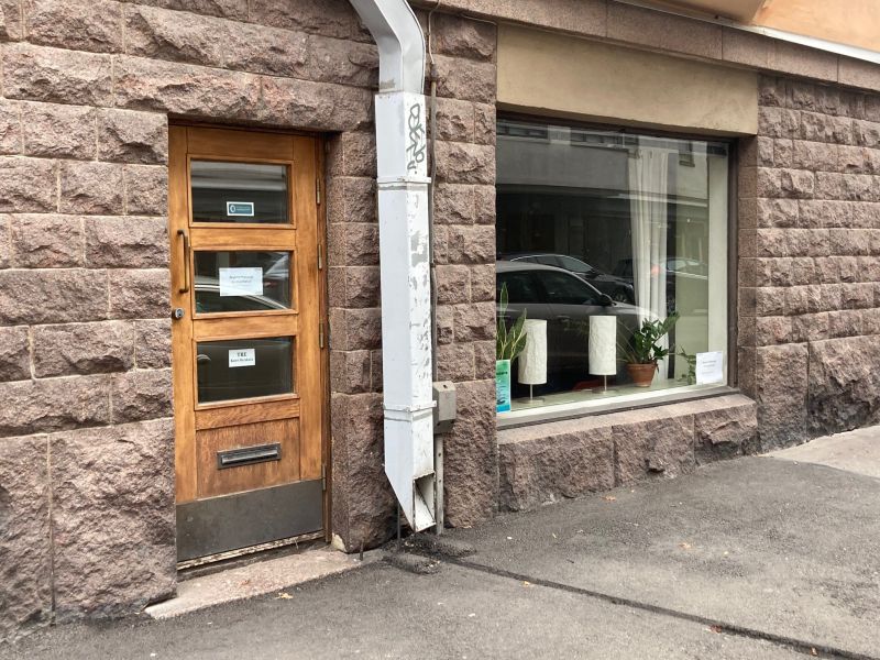 Vuokrataan asuintalon kivijalassa sijaitseva siisti kahden huoneen käsittävä tila jossa kaksi vessaa ja suihku sekä mini...