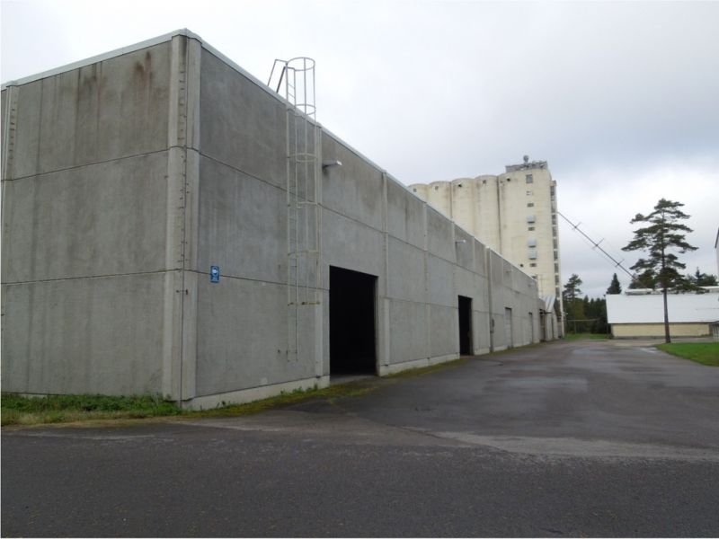 Vuokrattavana kylmää teollisuushallitilaa Ylivieskassa. Kiinteistössä on vapaana vielä 1000m2 yhteisvarastotilaa. Hallin korkeus on 8-8,5 metriä. Lattia on betonia, ja se kestää rekan painon. Tila ei ole lämmitetty, mutta se voidaan tarvittaessa järjestää sopimuksen mukaan. Myös sosiaalitilat on m...