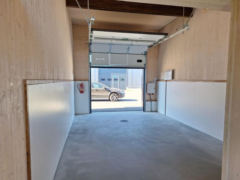 Talliosake kiinteistöyhtiössä nimeltään Kiinteistö Oy Kalliovuokko.  Yhtiössä on kahdeksan massiivipuu talliosaketta ja ...