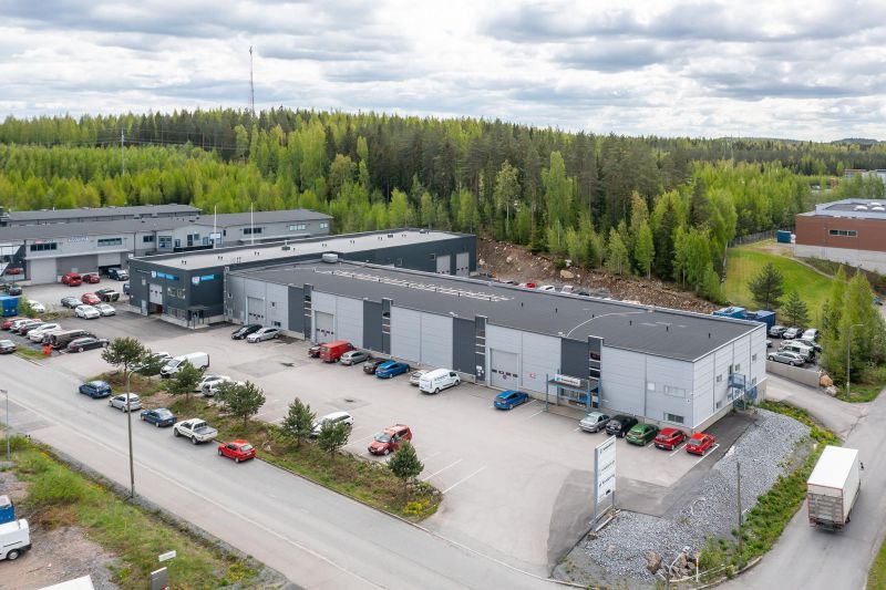 Siisti uudehko sisäpihan halli, jossa pieni keittonurkkaus ja wc hallin perällä