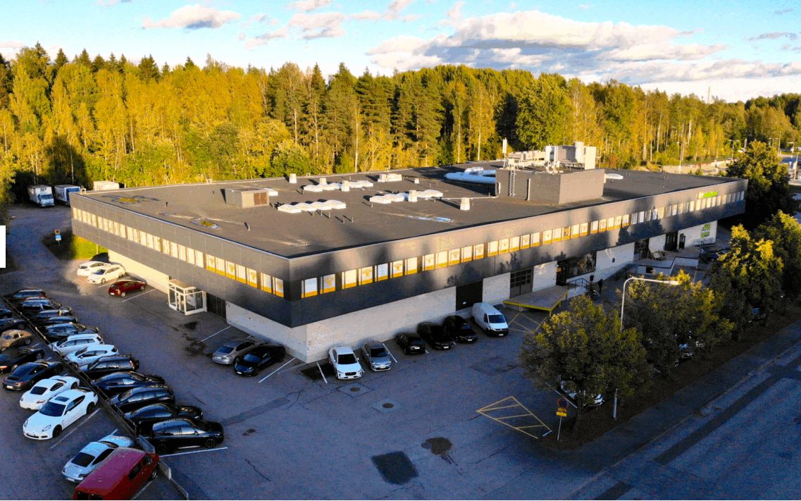 Vuokrattavana toimisto-/näyttely-/varastotilaa tarpeen mukaan kokoluokassa 400-817 m2. Tilat soveltuvat moneen eri käyttöön, esim. toimisto-/näyttely- kevytvarastointi, ym.  Tilat sijaitsevat 2. kerroksessa, mutta rinnetontin ansiosta tiloihin on suora lastauslaituriyhteys. Huonekorkeus n. 2,5 m. Ki...