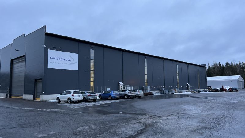 Näyttävä ja tuotantohalli Krossin teollisuusalueella. Hallissa kaksi 24mx72m osastoa, jotka on mahdollista yhdistää toisiinsa. Molemmissa osastoissa 5t ja 10t siltanosturit. Hallin yhteydessä 8000 m2 päällystettyä pihatilaa.