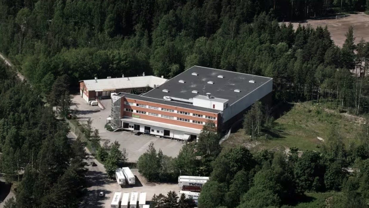 Vuokrataan maantason varasto-tuotantotilaa yhdellä lastaussillalla ja kolmella nosto-ovella. Varaston vapaa korkeus 4m. ...