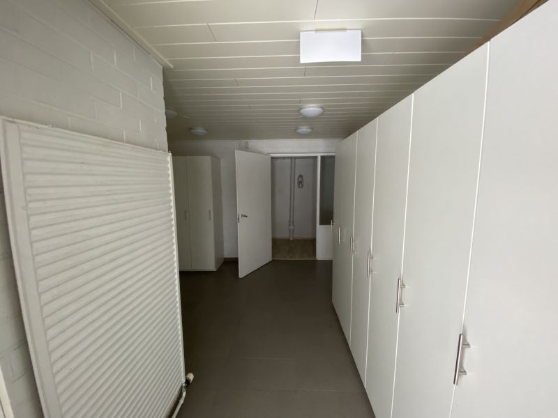 Keskimmäinen sisäänkäynti pukuhuoneeseen