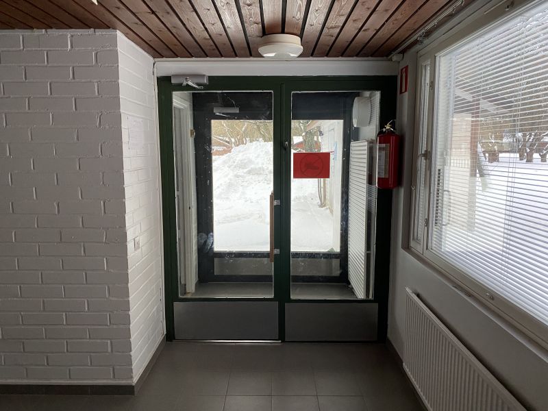 Kolmas sisäänkäynti ja vieressä kuraeteinen