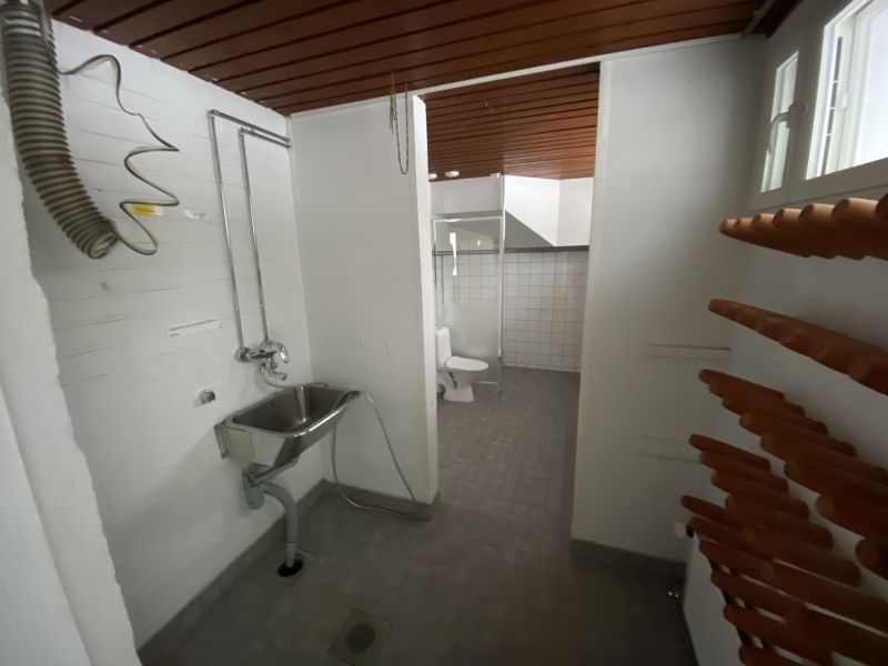 Kuraeteinen 3.sisäänkäynnin yhteydessä