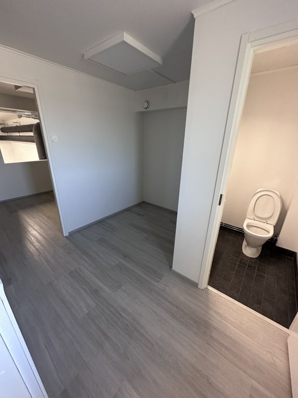 Yläkerran toimisto ja wc-tila