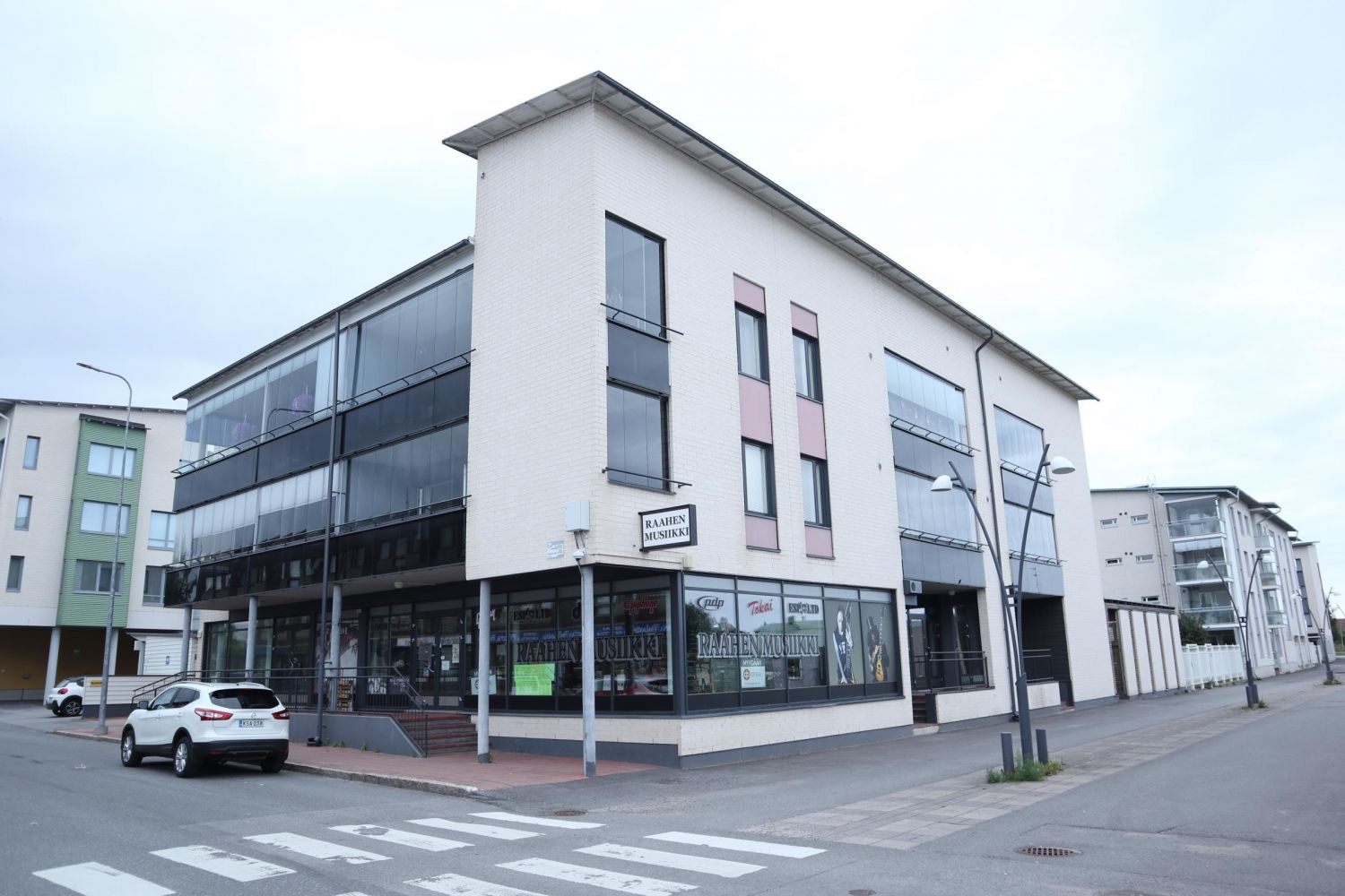 Keskustassa huippu paikalla katutason liiketila. Katutasossa 91 m2 liiketila ja kellarikerroksessa varastotila ja sos.ti...