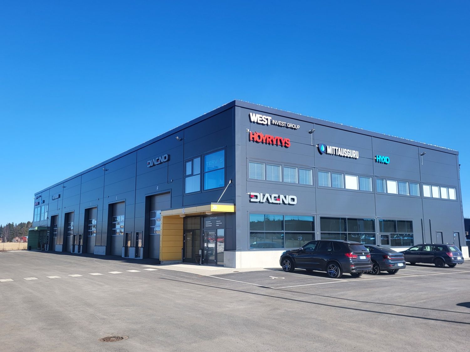 Vuokrataan Kempeleen Zatelliitin kupeesta 2023 valmistunutta hallitilaa!Moottorien vieressä oleva Kempeleen uusi liiketila-alue kasvaa voimakkaasti. Moottoritieltä alueelle uusi liittymä.Toimisto-osio sekä parvi antavat tarpeen mukaan halliin lisäkäyttömahdollisuuksia. Hinnoittelu näistä sovitaan...