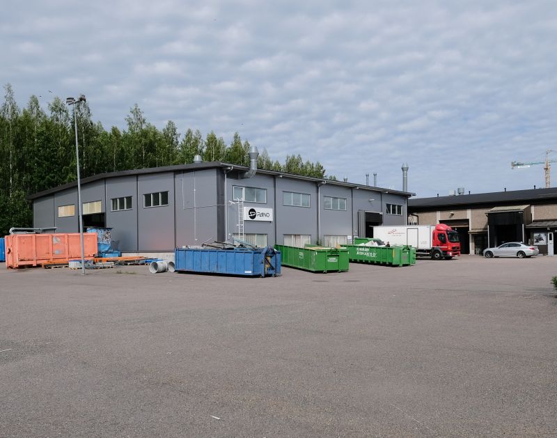 500 m2 sisään ajettava tuotanto-varastotilaa sisältäen noin 100 m2 toimistotilaa Nurmijärven Karhunkorvessa. Ks. pohjakuvat www.jonne.fi 